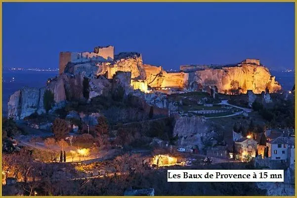 Comme un petit gîte au coeur du vieux village Eyragues Appartement